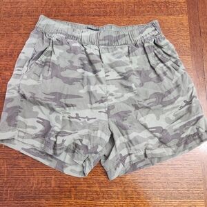 Sanctuary Elastic Waist Camo Shorts Size Large womens pockets